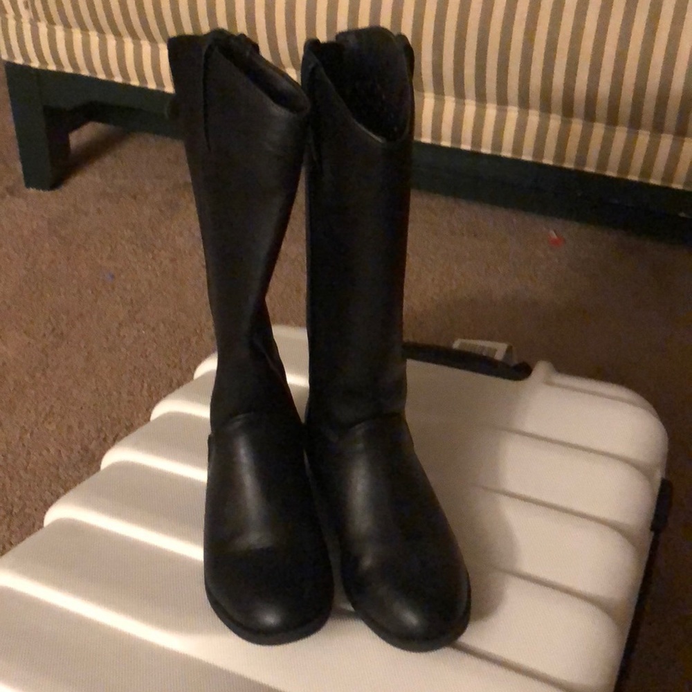 Black knee boots